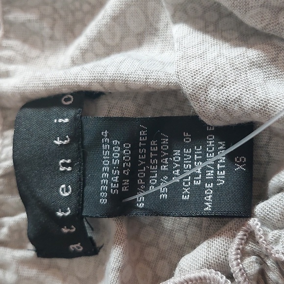 BNWT beautiful poly/rayon blouse with an off the shoulder look 😍 - Picture 2 of 3